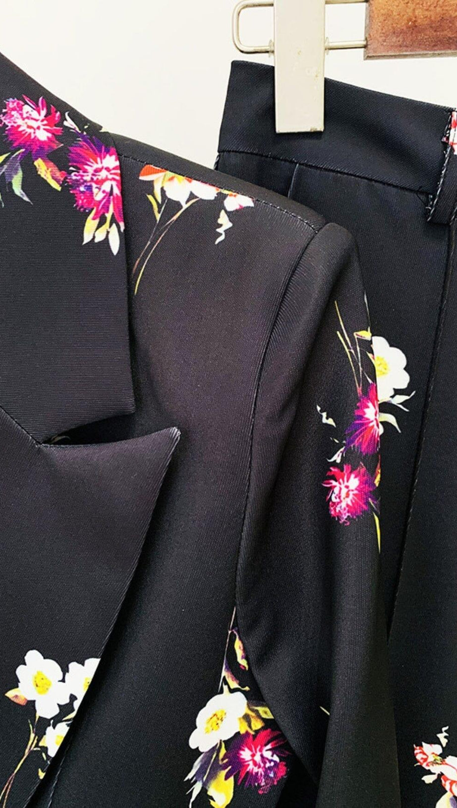 FLORAL PRINT FLARE JACKET SUIT IN BLACK
