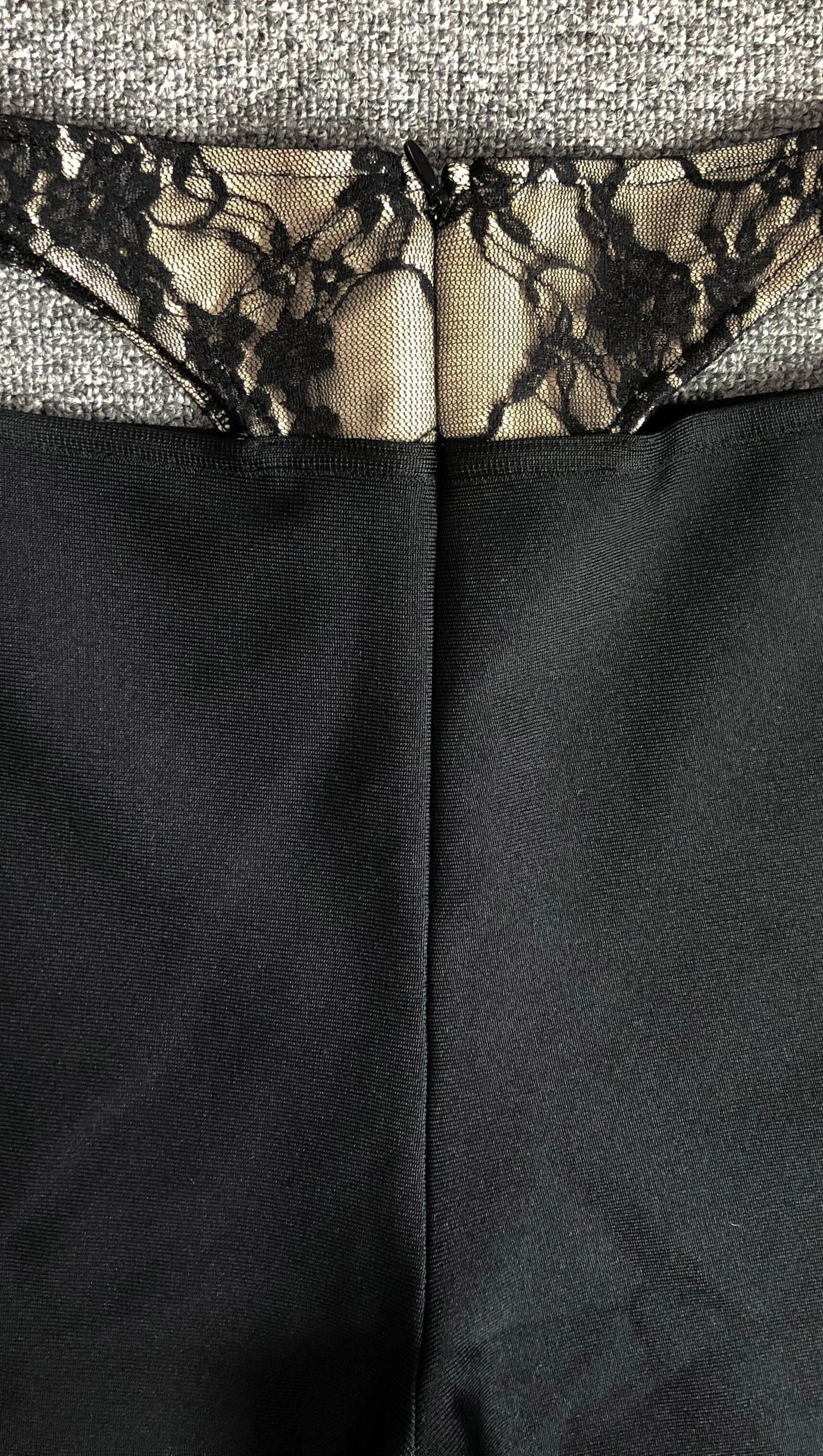 Zweiteiliges Set mit Spitzenausschnitten und ausgestelltem Rock in Schwarz