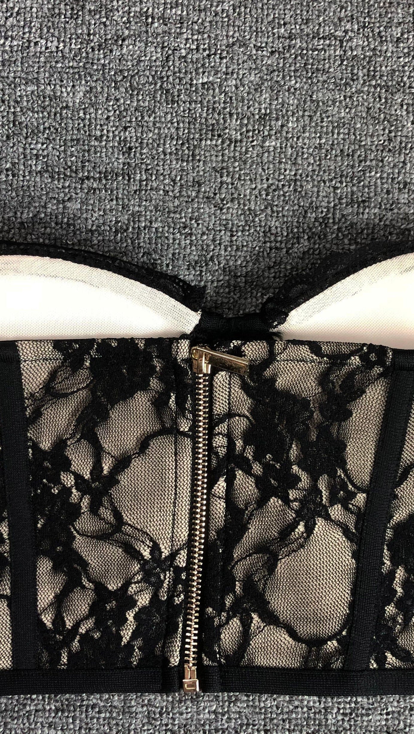 Zweiteiliges Set mit Spitzenausschnitten und ausgestelltem Rock in Schwarz