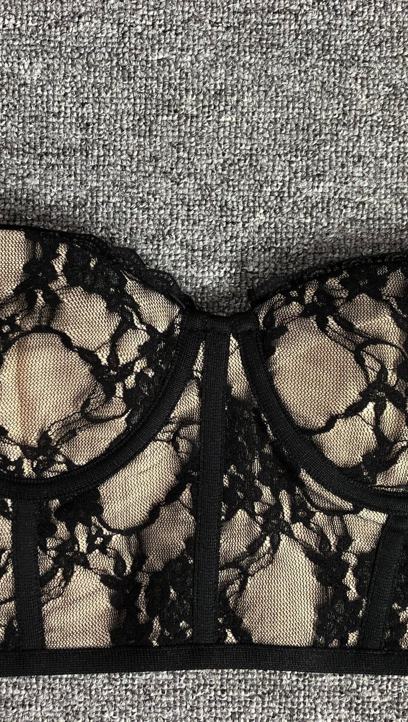 Zweiteiliges Set mit Spitzenausschnitten und ausgestelltem Rock in Schwarz