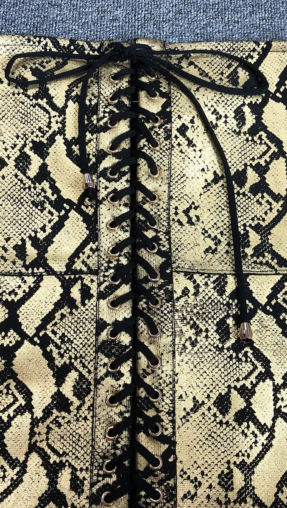 MIDIKLEID MIT SCHLANGENPRINT UND SCHNÜRUNG