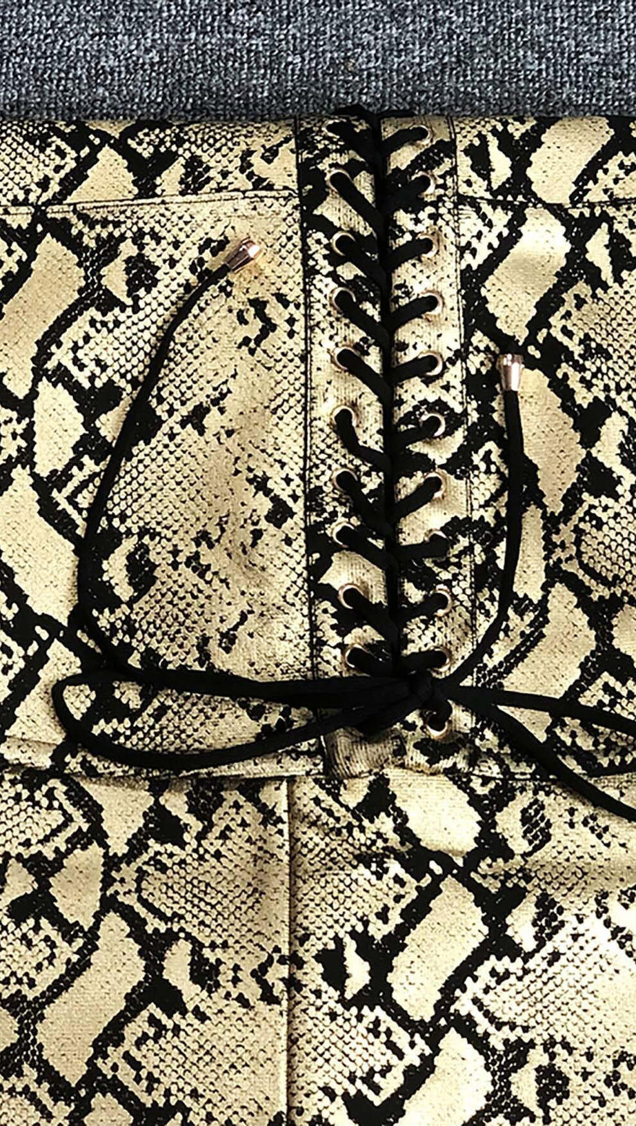 MIDIKLEID MIT SCHLANGENPRINT UND SCHNÜRUNG