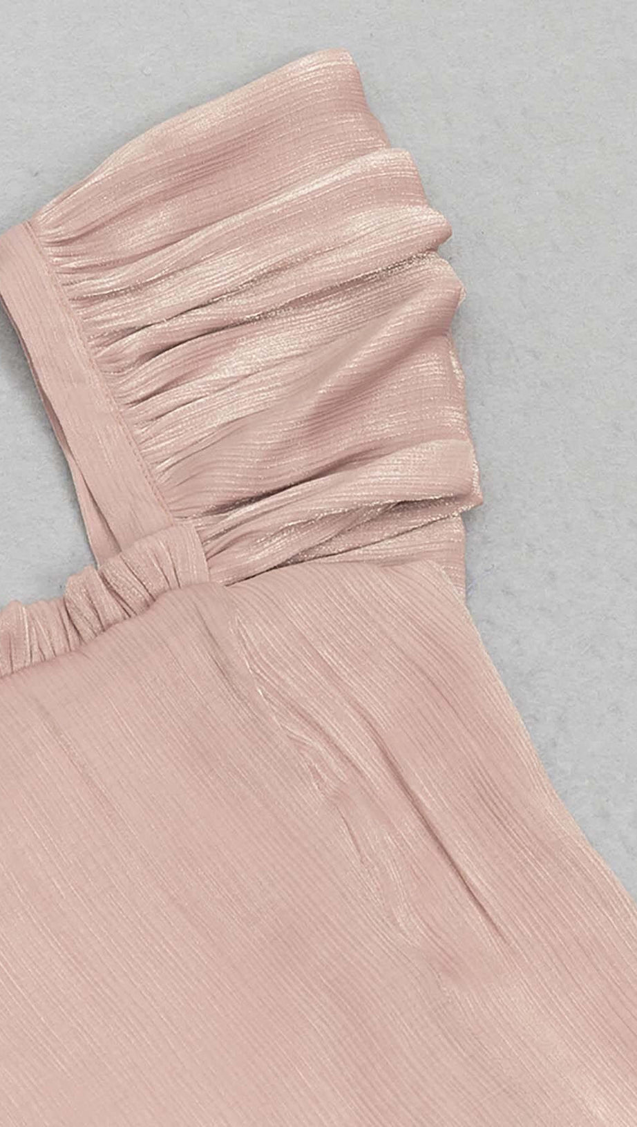 Kleid mit quadratischem Halsausschnitt, Schmetterlingsärmeln und Schlitz bis zum Oberschenkel