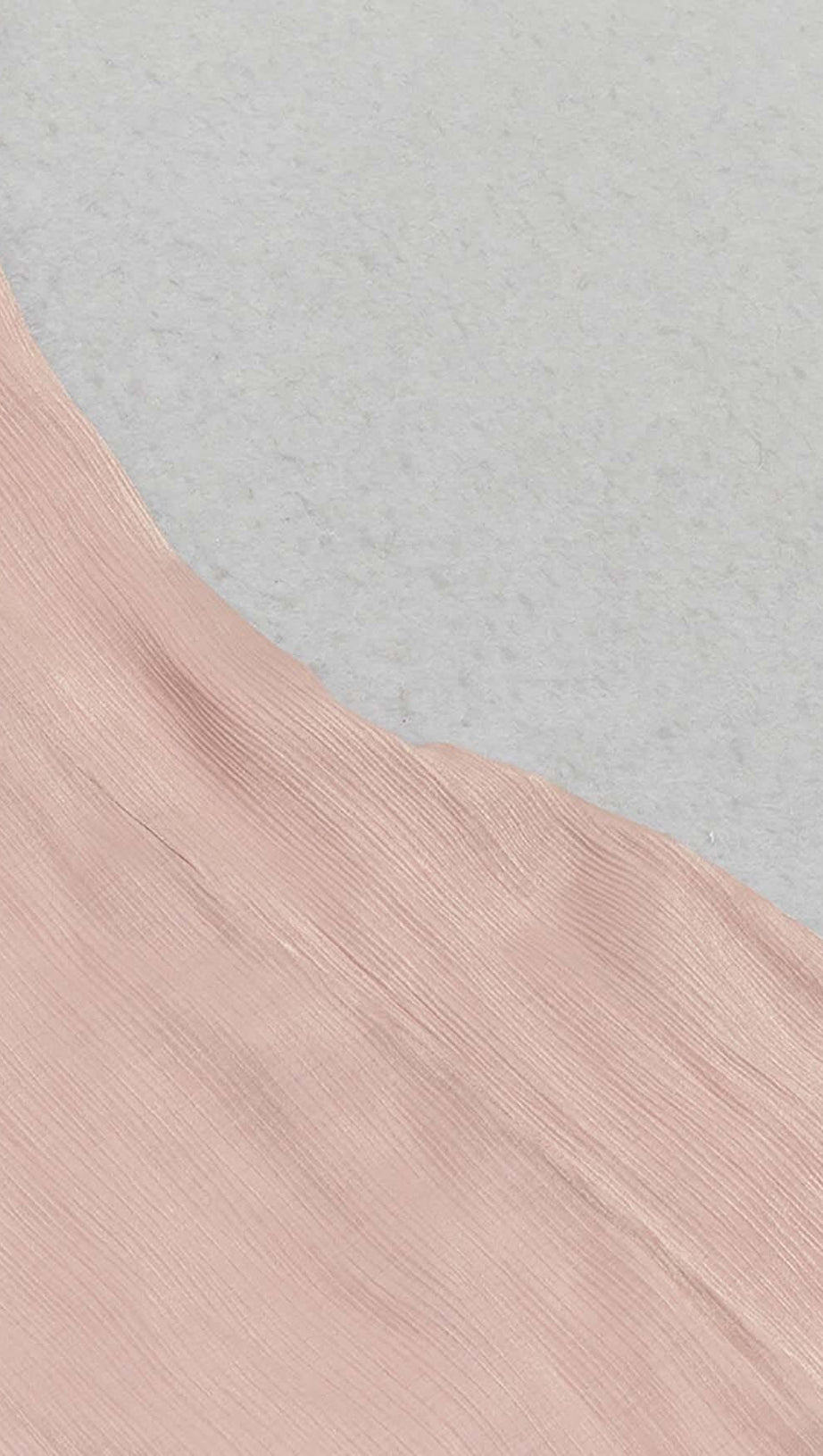 Kleid mit quadratischem Halsausschnitt, Schmetterlingsärmeln und Schlitz bis zum Oberschenkel