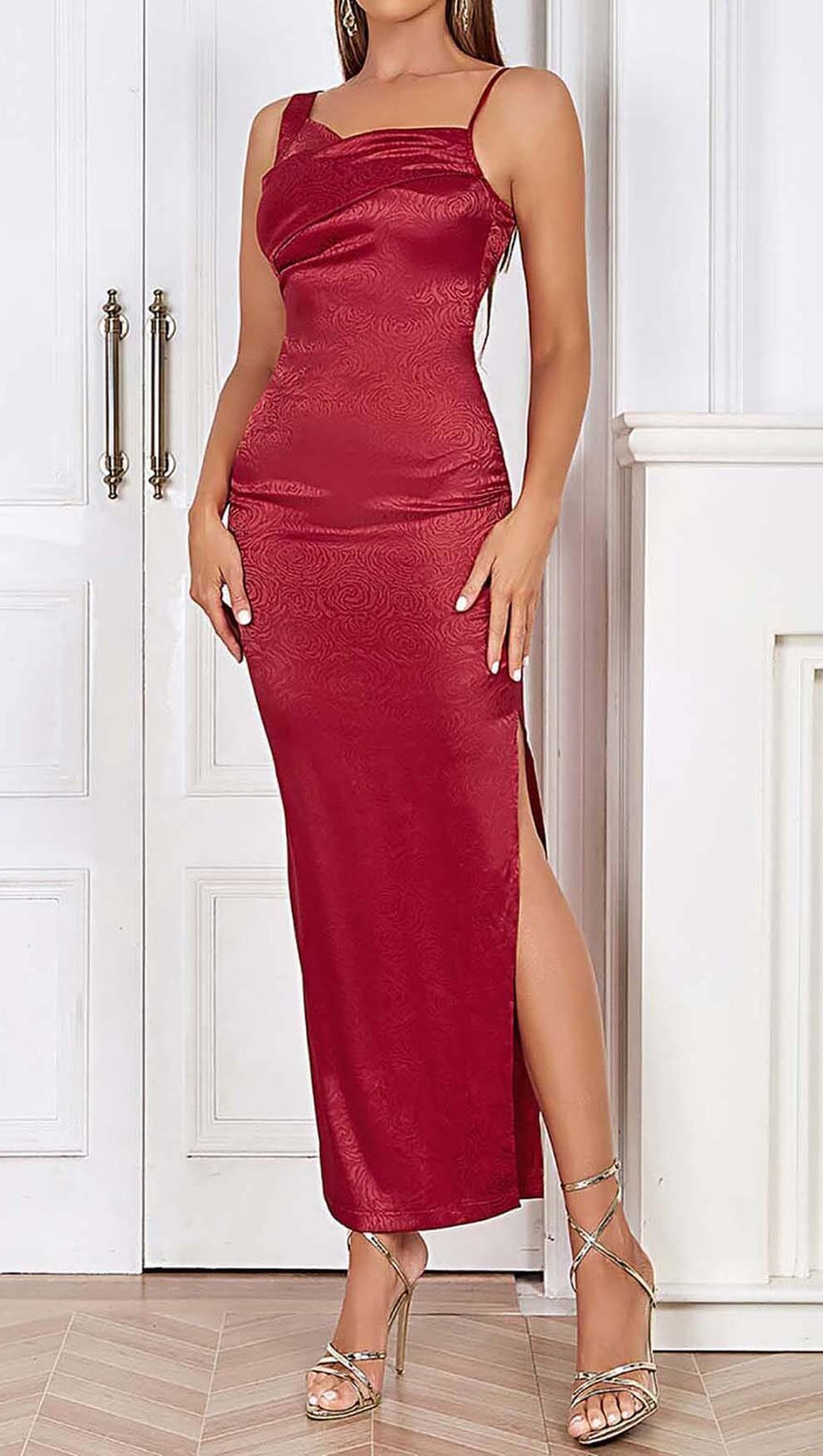 SATIN-MAXIKLEID MIT TRÄGERN IN RUBINROT