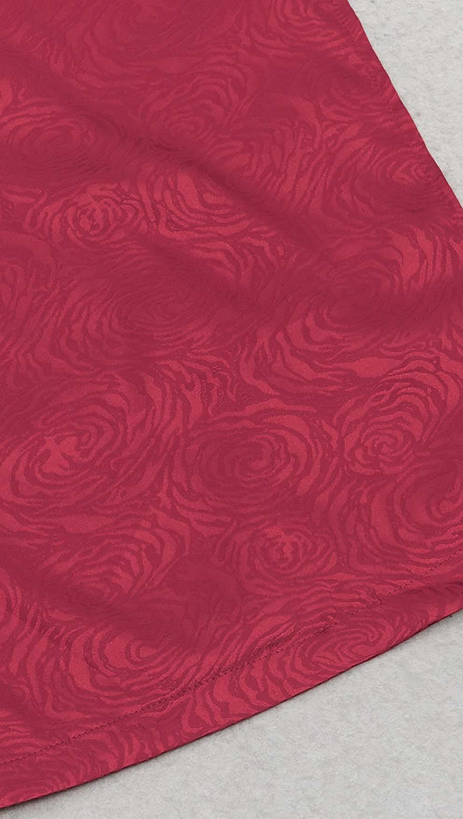 SATIN-MAXIKLEID MIT TRÄGERN IN RUBINROT