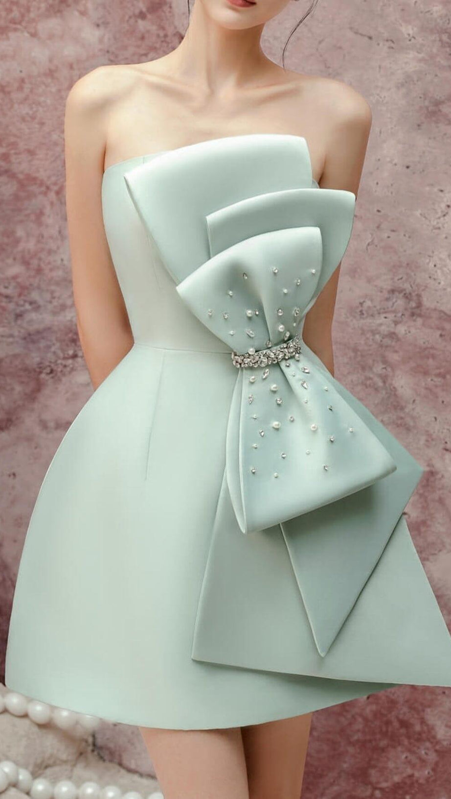 TRÄGERLOSES MINIKLEID MIT SCHLEIFE