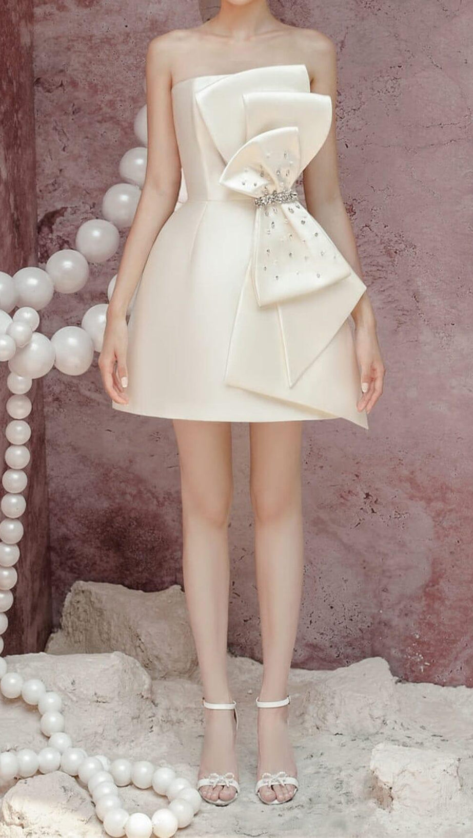 TRÄGERLOSES MINIKLEID MIT SCHLEIFE