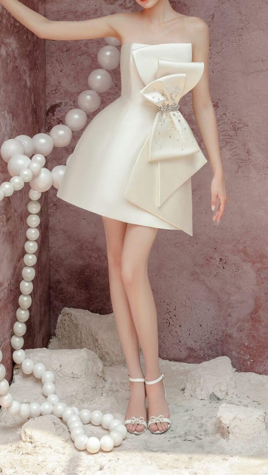 TRÄGERLOSES MINIKLEID MIT SCHLEIFE