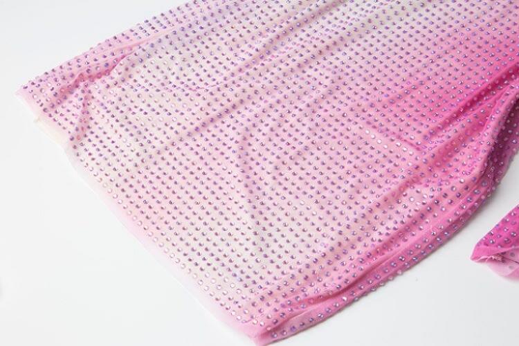 TRÄGERLOSES MINIKLEID MIT KRISTALLVERZIERUNG IN PINK