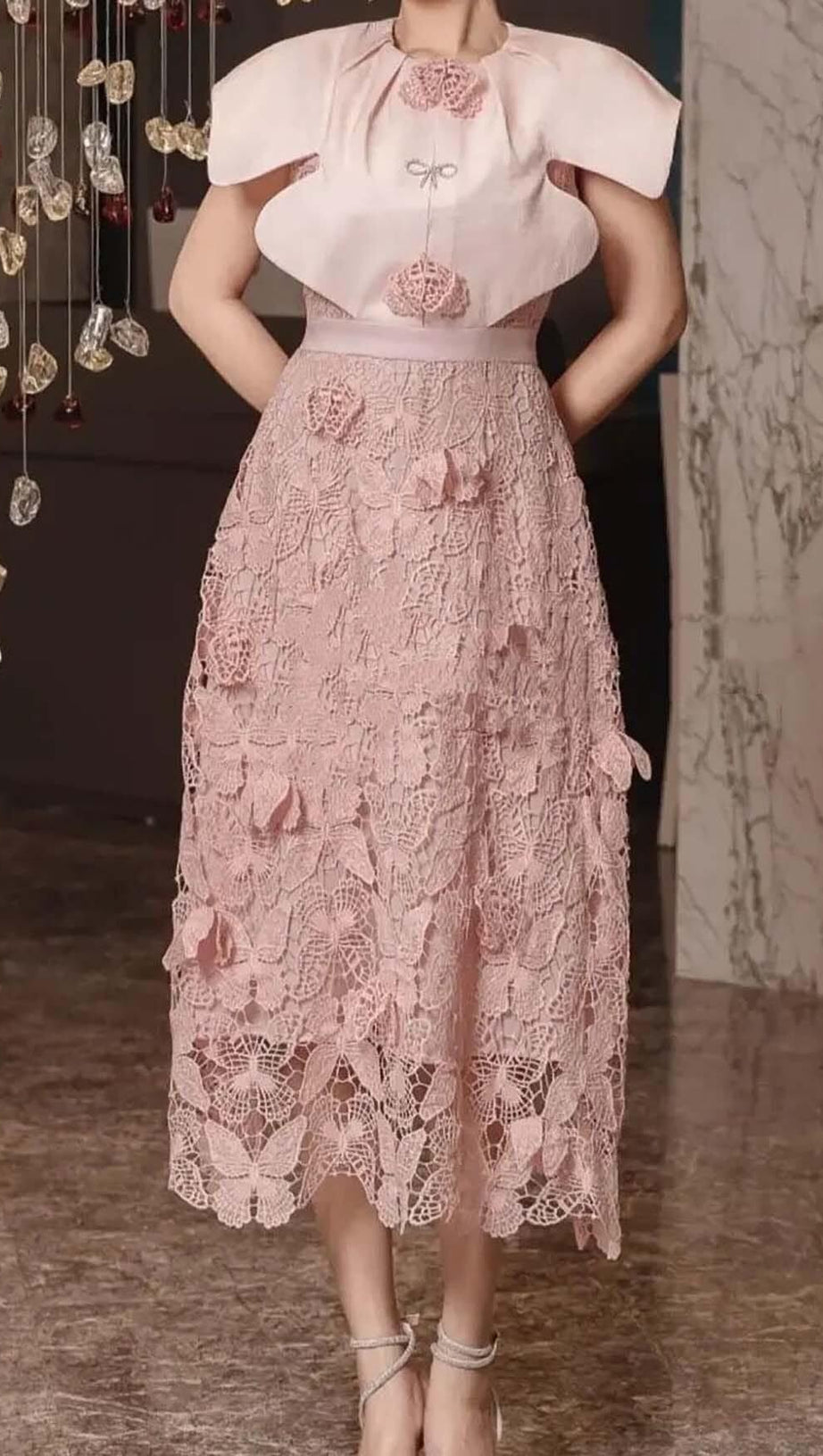 MIDIKLEID MIT SCHMETTERLINGSSTICKEREI UND UMHANGÄRMELN IN PINK
