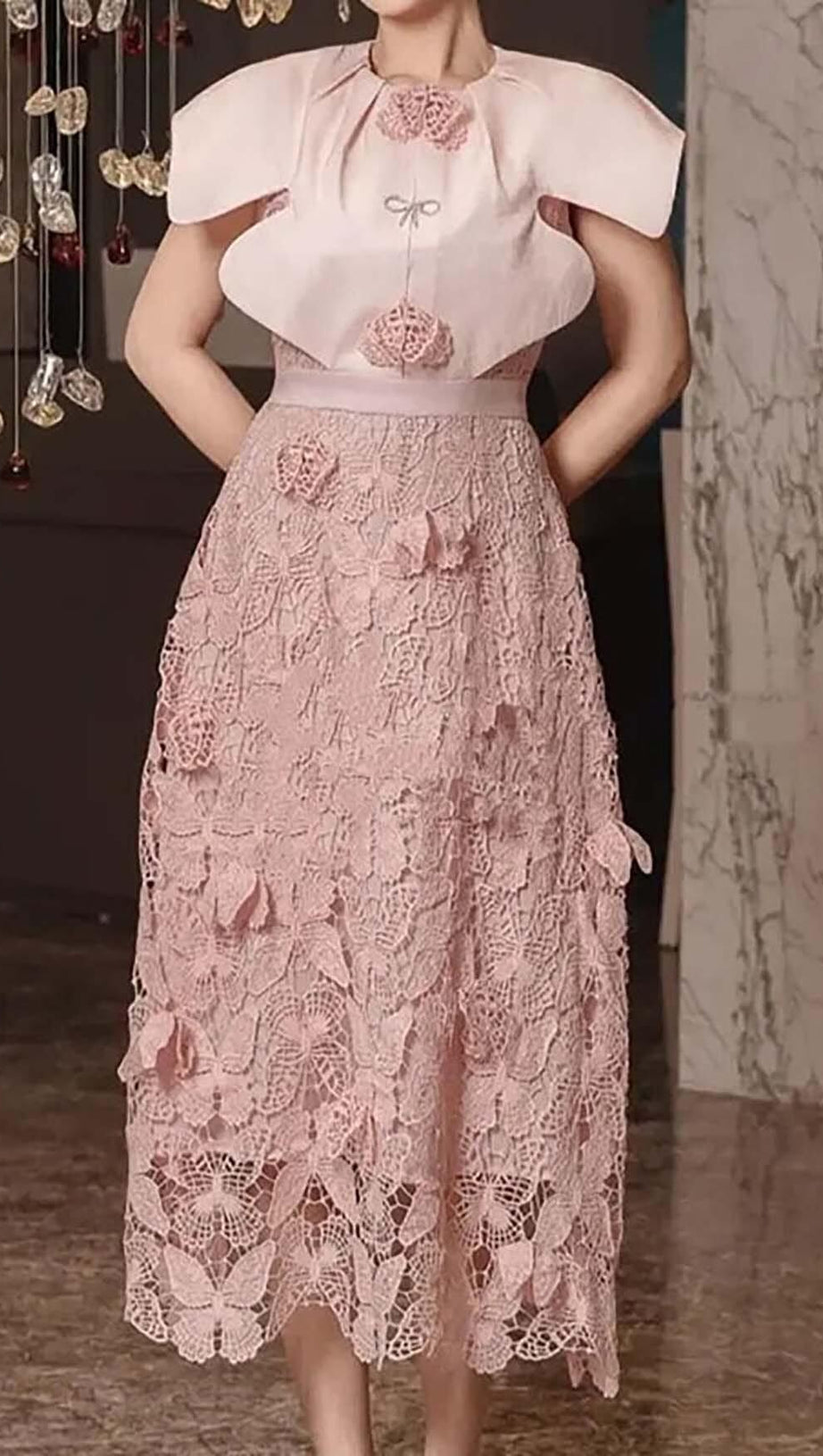 MIDIKLEID MIT SCHMETTERLINGSSTICKEREI UND UMHANGÄRMELN IN PINK