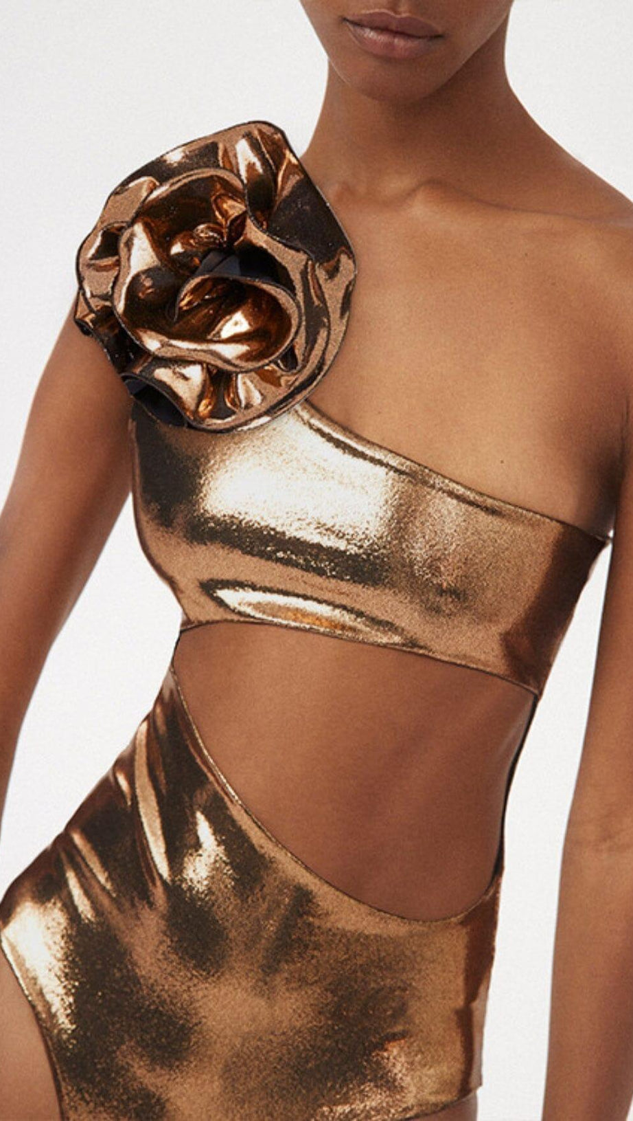 BADEANZUG MIT DIAGONALEM CUTOUT UND BLUMEN IN GOLD