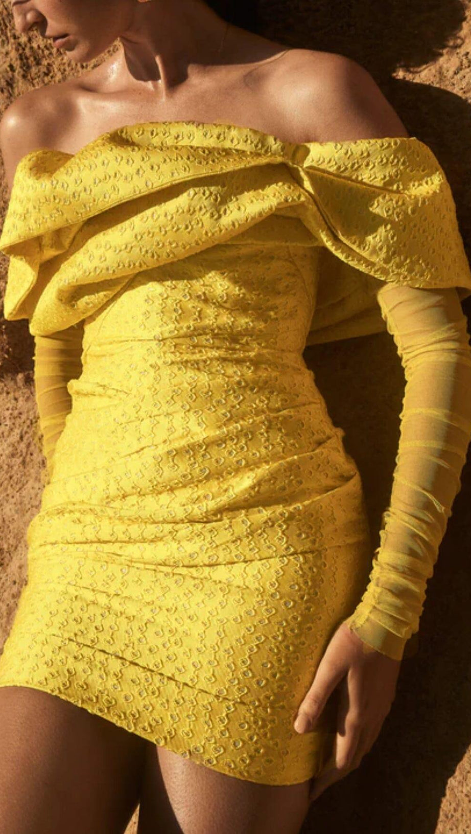 MINI ABITO GIALLO IN RETE CON SPALLE SCOPERTE E RUCHES