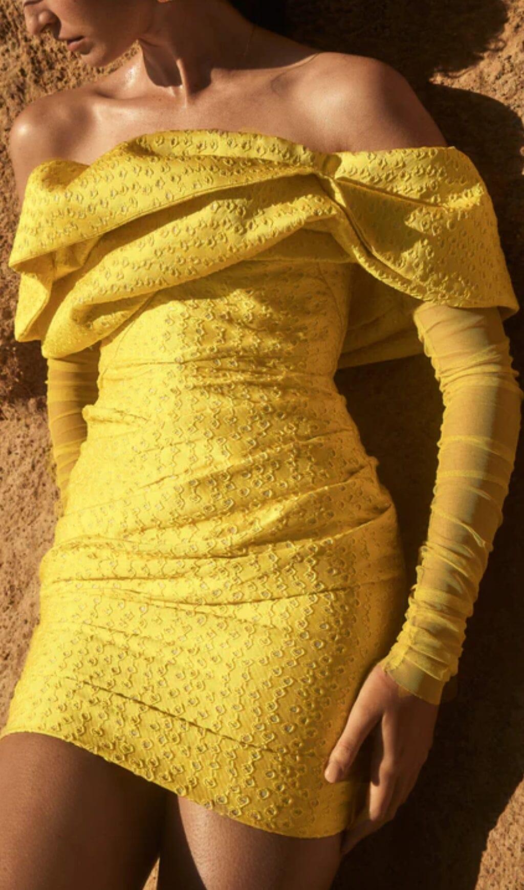 MINI ABITO GIALLO IN RETE CON SPALLE SCOPERTE E RUCHES