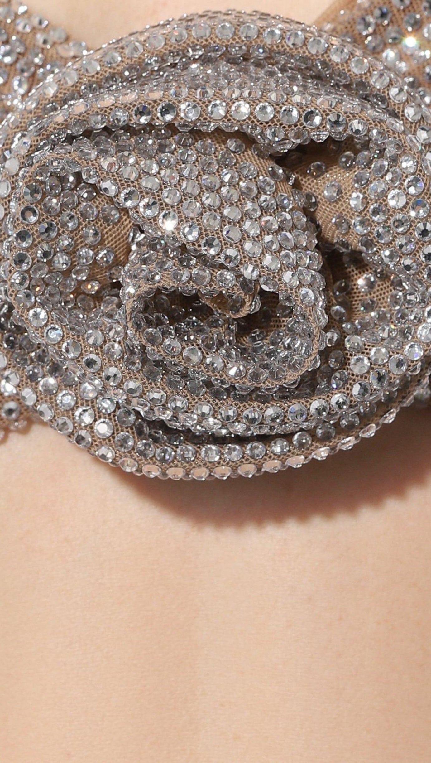 ABITO DECORATO CON FIORI IN ARGENTO METALLIZZATO