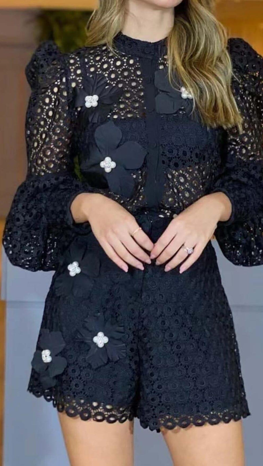 SET DUE PEZZI RICAMATO CON FIORI