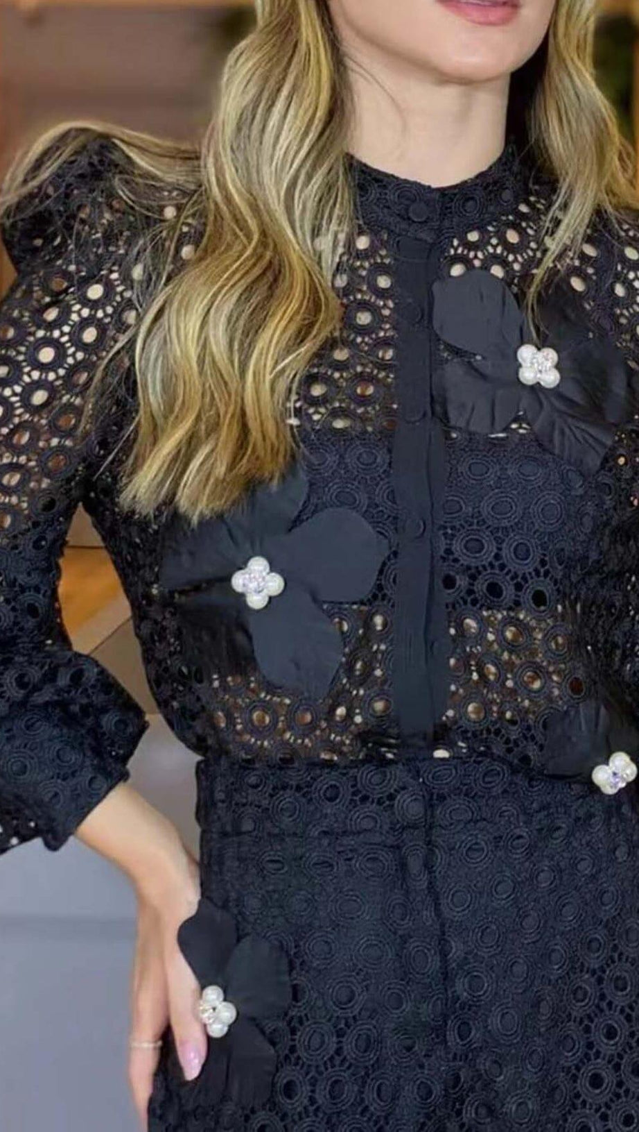 SET DUE PEZZI RICAMATO CON FIORI