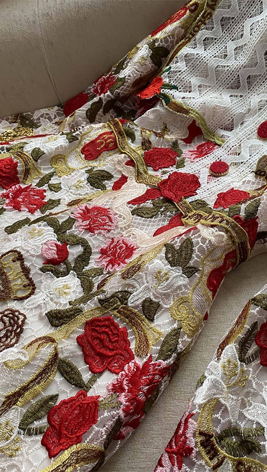 MINI ABITO CON RICAMI FIORITI IN ROSSO