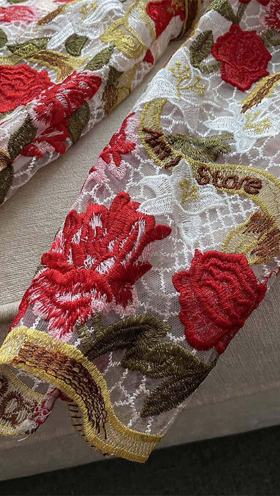 MINI ABITO CON RICAMI FIORITI IN ROSSO