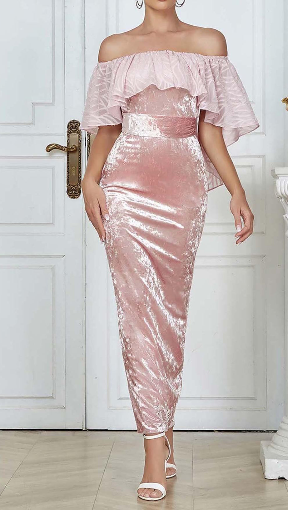 BANDEAU-MAXIKLEID AUS SATIN MIT RÜSCHEN IN ROSA