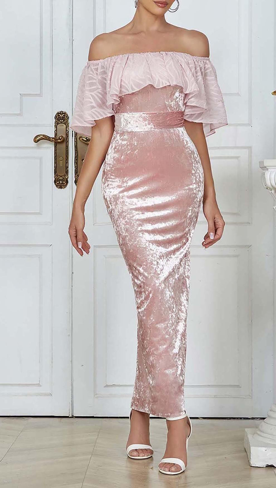 BANDEAU-MAXIKLEID AUS SATIN MIT RÜSCHEN IN ROSA