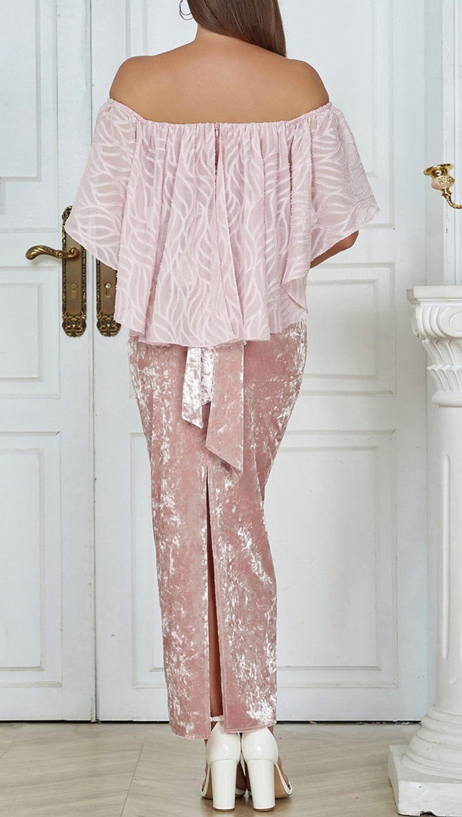 BANDEAU-MAXIKLEID AUS SATIN MIT RÜSCHEN IN ROSA