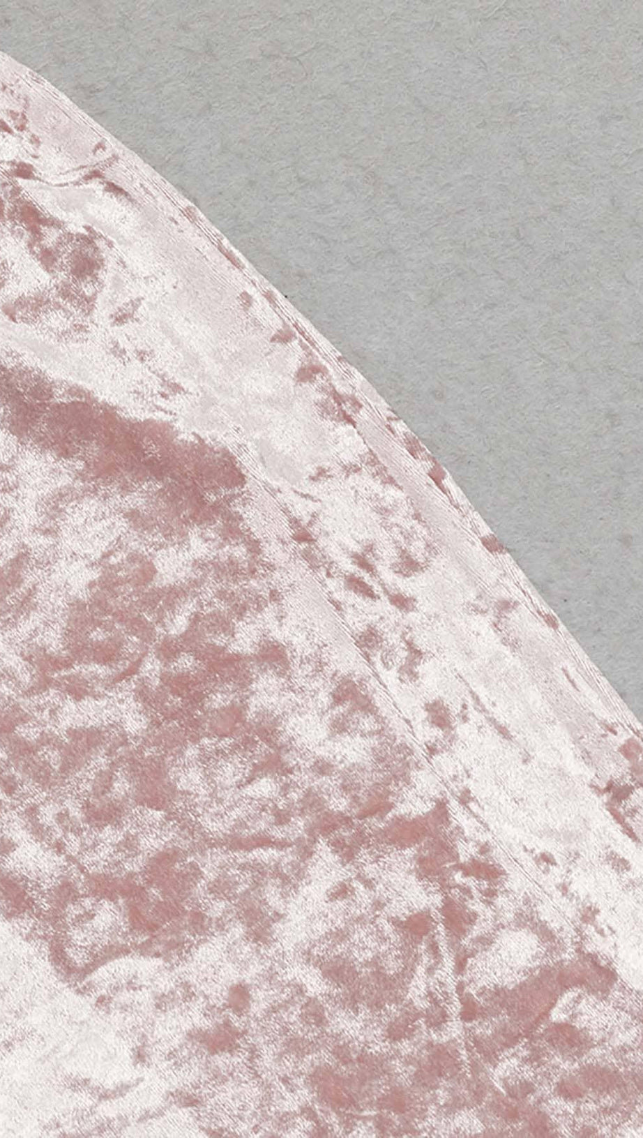 BANDEAU-MAXIKLEID AUS SATIN MIT RÜSCHEN IN ROSA