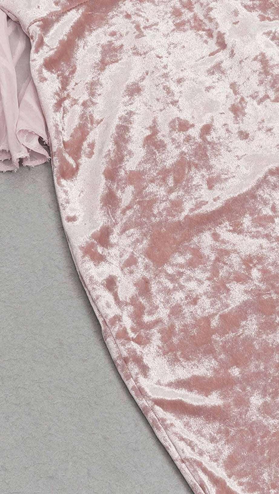 BANDEAU-MAXIKLEID AUS SATIN MIT RÜSCHEN IN ROSA