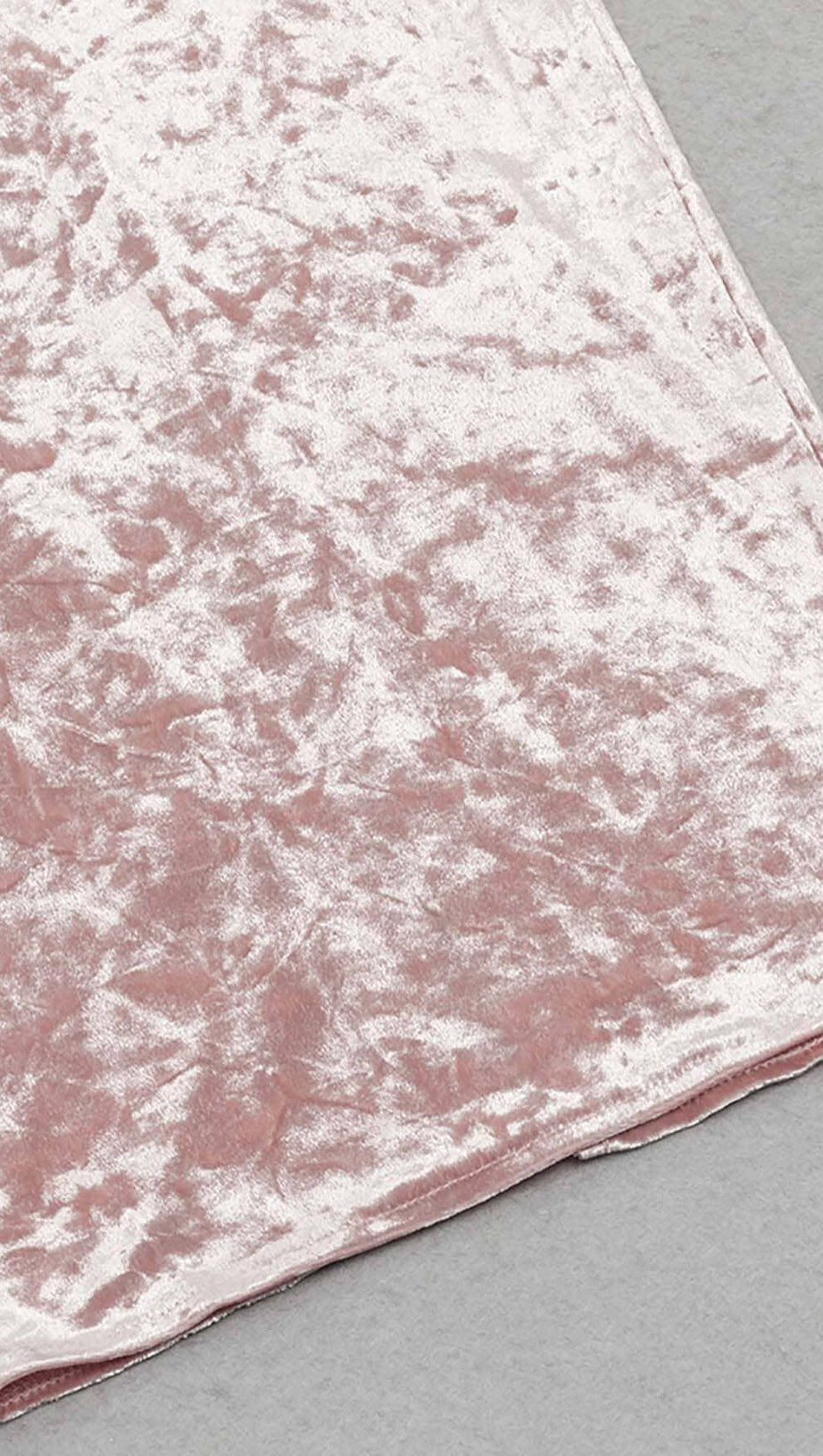 BANDEAU-MAXIKLEID AUS SATIN MIT RÜSCHEN IN ROSA