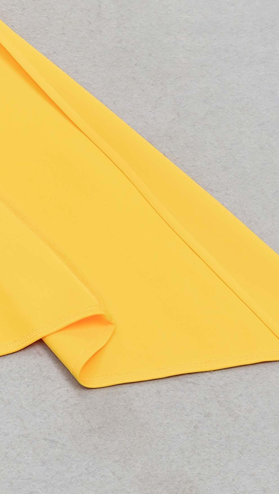 ÄRMELLOSES BANDEAU-HIGH-LOW-KLEID IN GELB