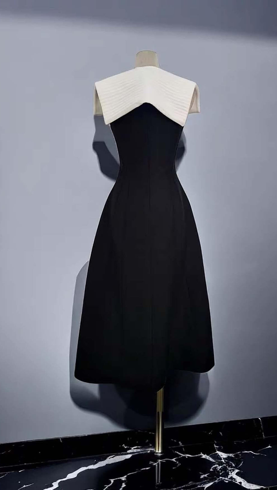 STITCHING A LINE MIDI DRESS IN BLACK