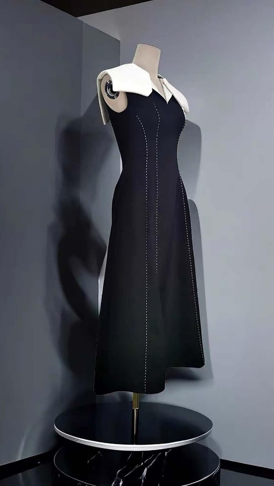 STITCHING A LINE MIDI DRESS IN BLACK