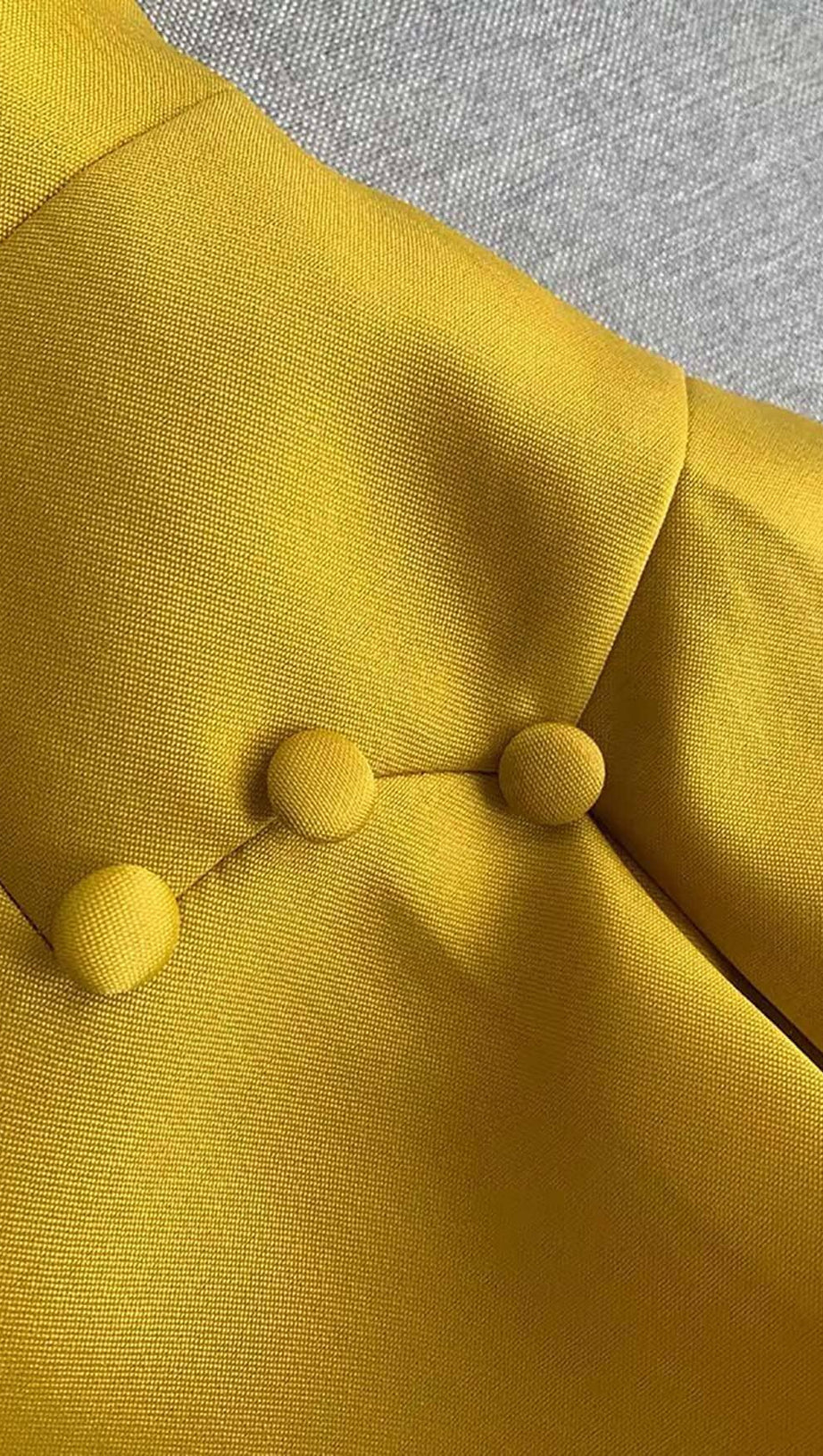 MIDIKLEID MIT SCHMETTERLINGSÄRMELN IN GELB