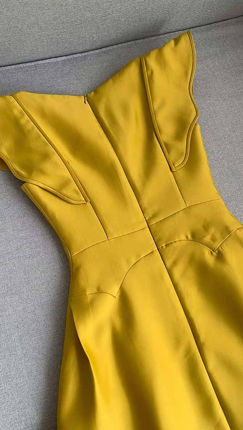 MIDIKLEID MIT SCHMETTERLINGSÄRMELN IN GELB