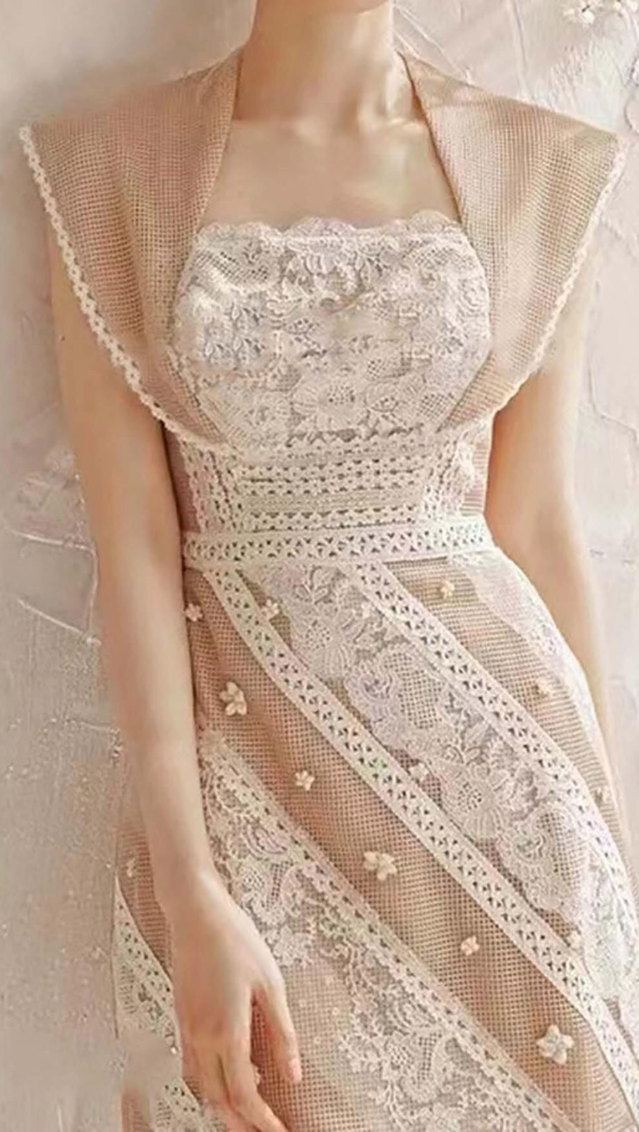 Weißes Minikleid in A-Linie mit Flügelärmeln und Blumenmuster