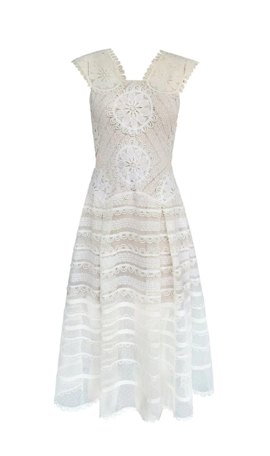 MIDIKLEID MIT STICKEREI UND STUFEN IN ELFENBEINWEISS