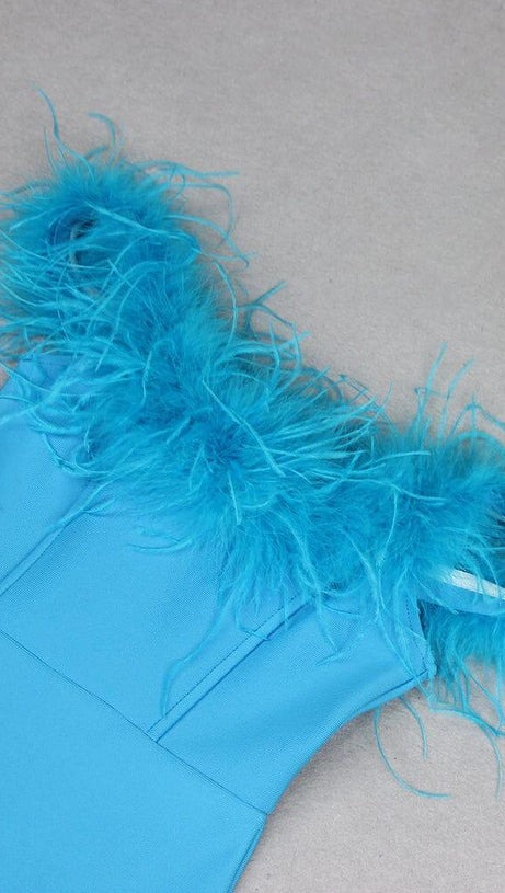 Schulterfreies High-Low-Kleid mit Federbesatz in Blau