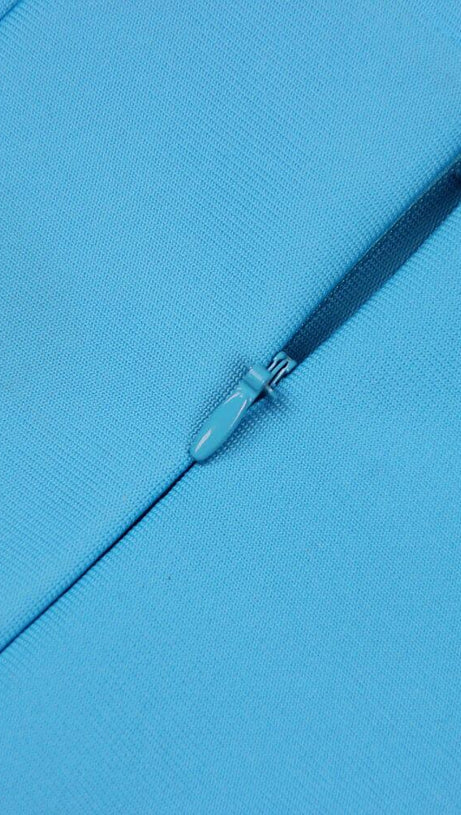 Schulterfreies High-Low-Kleid mit Federbesatz in Blau