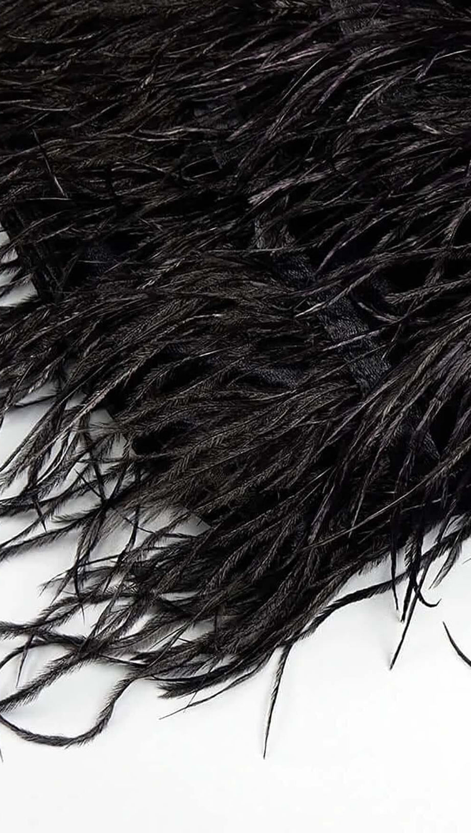 MINIKLEID AUS FEDERSAMTHANDSCHUHEN IN SCHWARZ