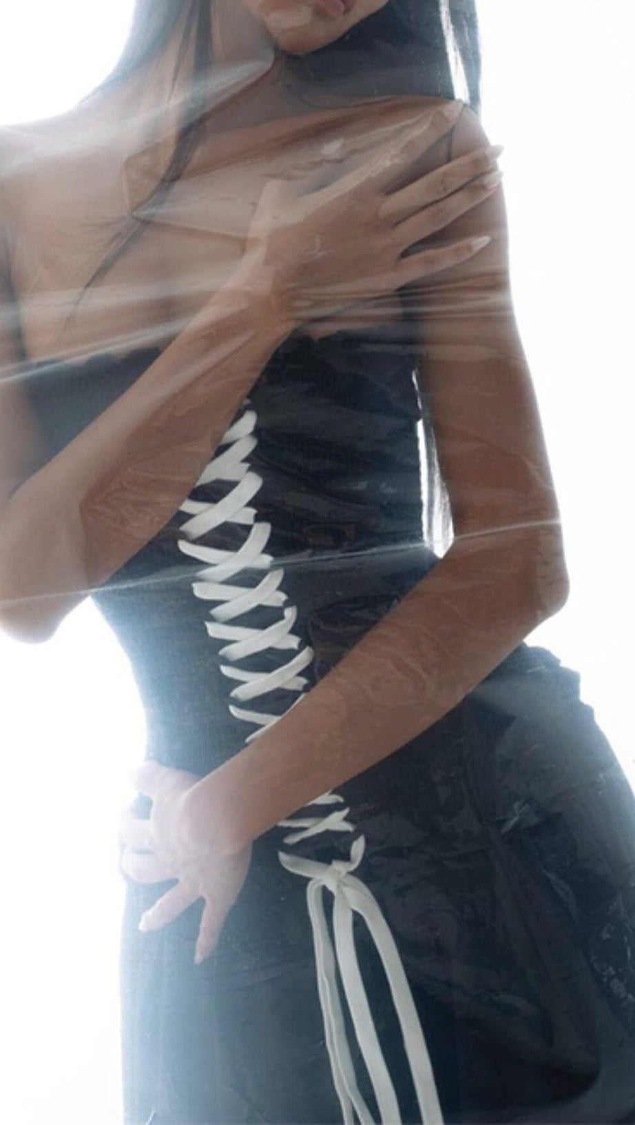 ABITO LUNGO NERO SENZA SPALLINE CON ALLACCIATURA ANTERIORE