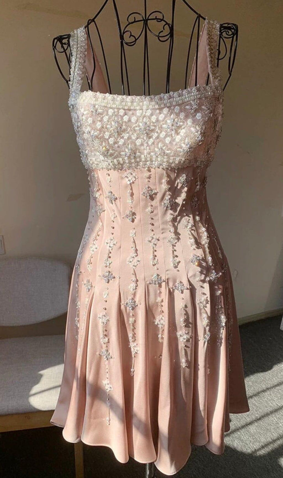 MINIKLEID MIT HANDPERLEN UND DIAMANTEN IN NUDE
