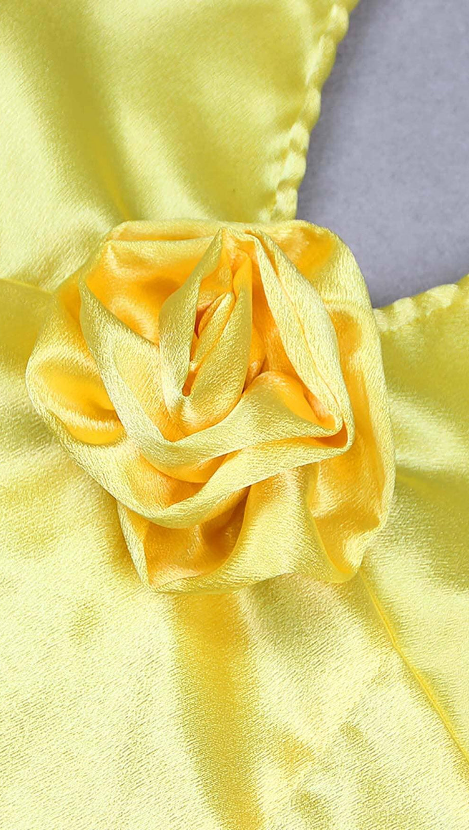 ABITO CON SCOLLO ALL'AMERICANO E SPALLINE IN RASO ORO