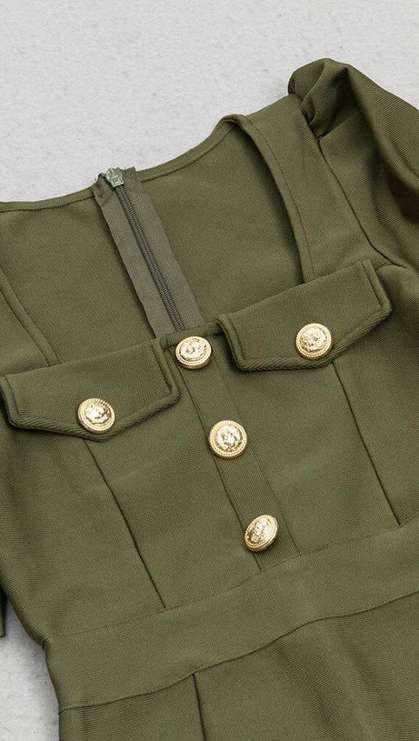 MIDIKLEID MIT ECKIGEM KRAGEN UND KNOPF IN OLIVGRÜN