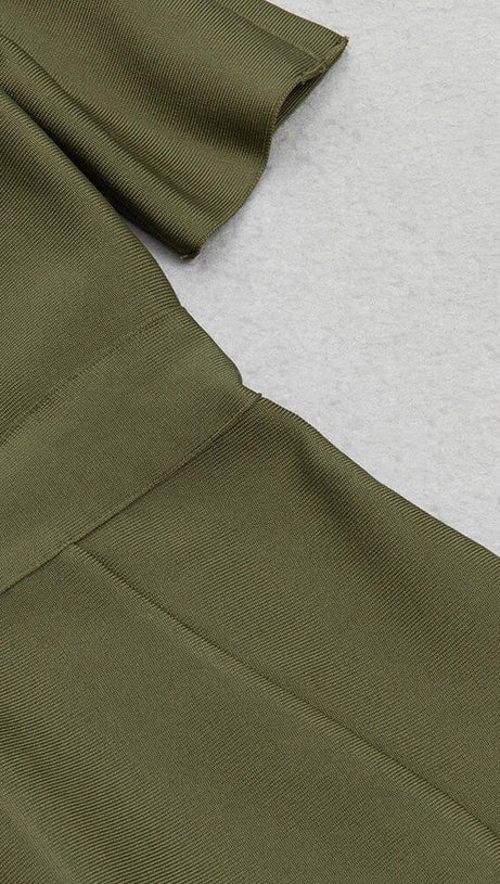 MIDIKLEID MIT ECKIGEM KRAGEN UND KNOPF IN OLIVGRÜN