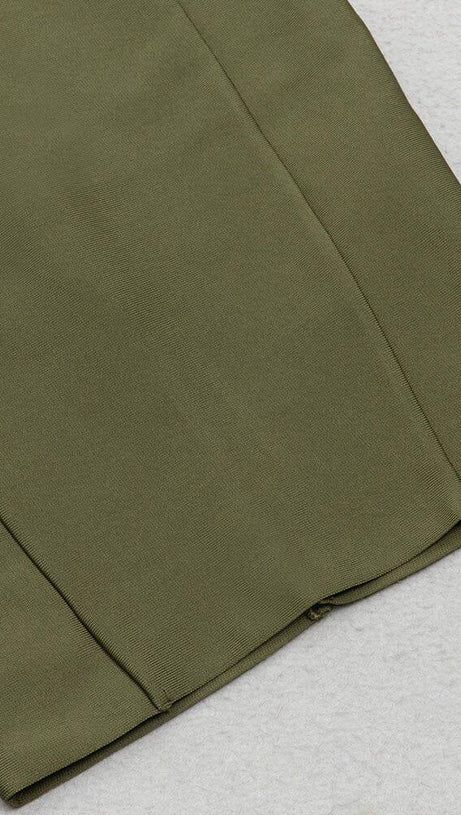 MIDIKLEID MIT ECKIGEM KRAGEN UND KNOPF IN OLIVGRÜN