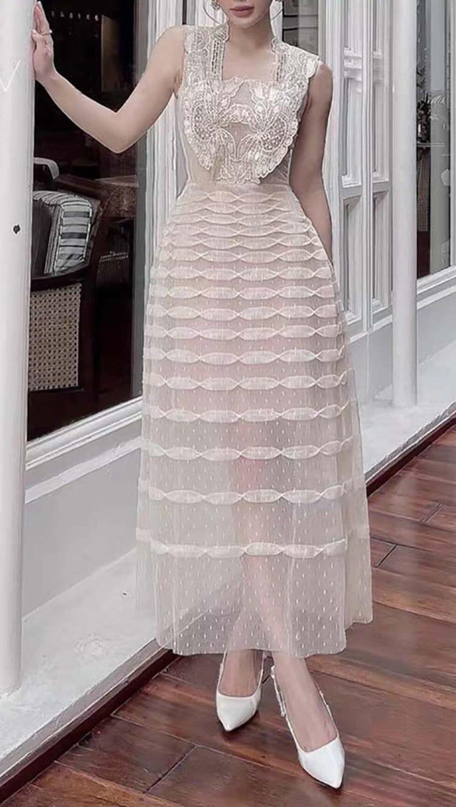 WEISSES MIDIKLEID MIT SPITZENNÄHTEN