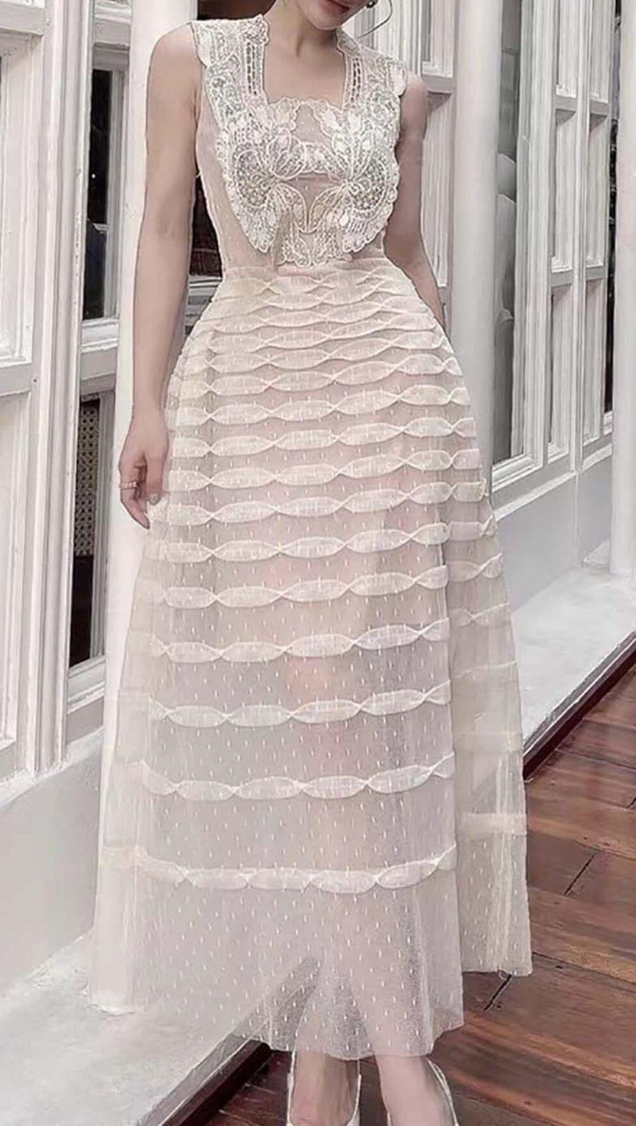 WEISSES MIDIKLEID MIT SPITZENNÄHTEN