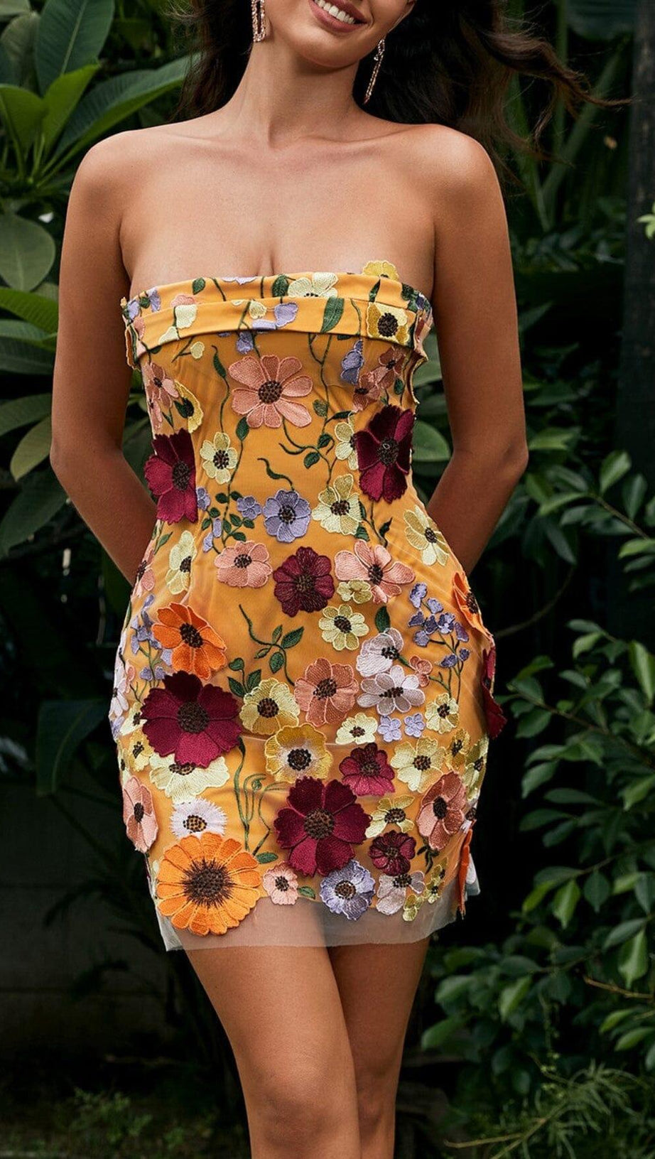 TRÄGERLOSES MINIKLEID AUS NETZBLÜMCHEN IN ORANGE