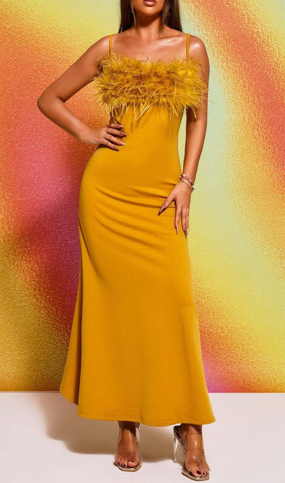 Maxikleid mit Trägern und Federn